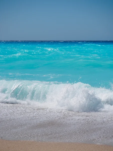 与水中的岩石的野生海滩。希腊岛莱夫卡达 — 图库照片