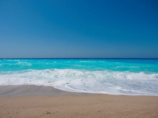 Vilda strand med stenar i vatten. ön lefkada, Grekland — Stockfoto
