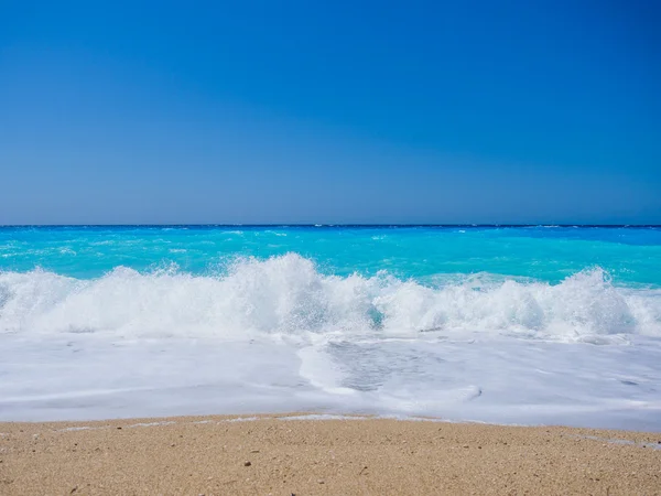 Wilder Strand mit Felsen im Wasser. Insel Lefkada, Griechenland — Stockfoto