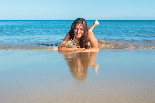 Frau im Bikini, draußen am Strand — Stockfoto