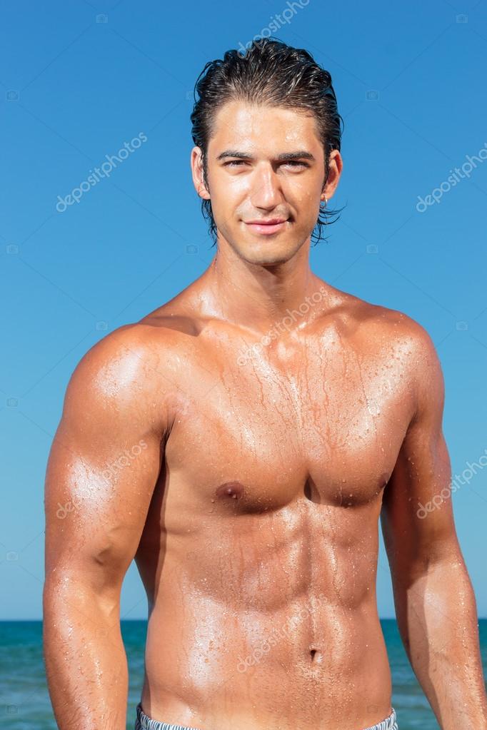Hombre Guapo En Traje De Baño Retrato de un hombre musculoso joven guapo en traje de baño — Fotos de