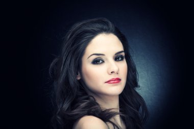 Güzel bir genç kadının portresi. 