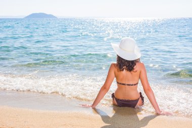 bikini ve şapka oturma model güzel arka yüzü 