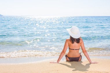 bikini ve şapka oturma model güzel arka yüzü 