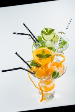 portakal ve limon mojito siyah ve beyaz arka plan üzerinde