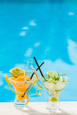 havuz kenarında portakal ve limon mojito