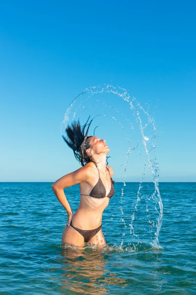 Motion frysa till en flicka som stänk med hennes hår — Stockfoto