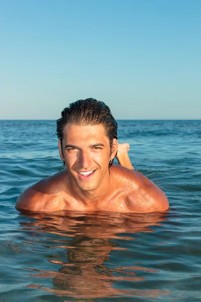 Retrato de um jovem homem musculoso bonito em roupa de banho — Fotografia de Stock