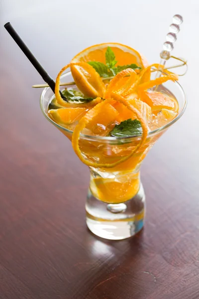 Orangefarbener Mojito an der Bar aus nächster Nähe — Stockfoto