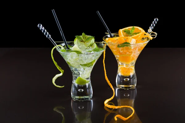 Orange und Limettenmojito auf schwarzem Hintergrund — Stockfoto