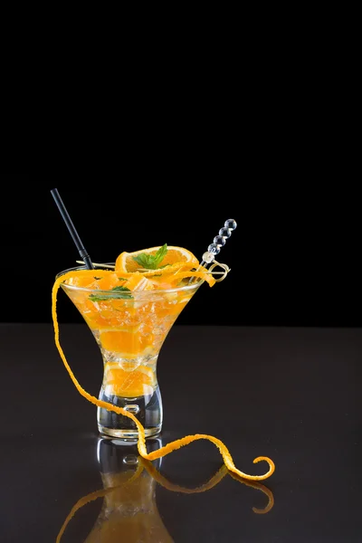 Oranžové mojito tmavém pozadí — Stock fotografie