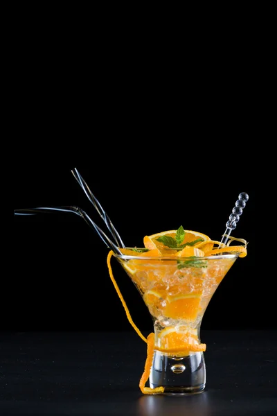 Orange Mojito на тёмном фоне — стоковое фото