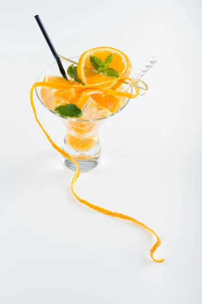 Orangefarbener Mojito auf weißem Hintergrund — Stockfoto