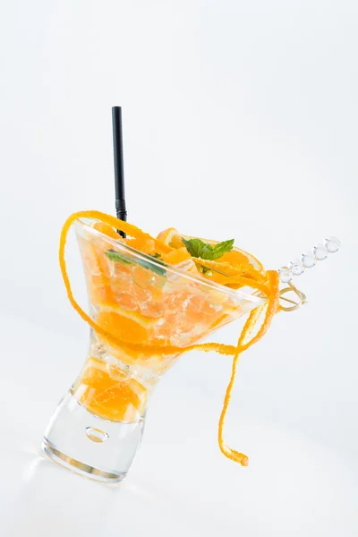 Oranžové mojito nad bílým pozadím — Stock fotografie