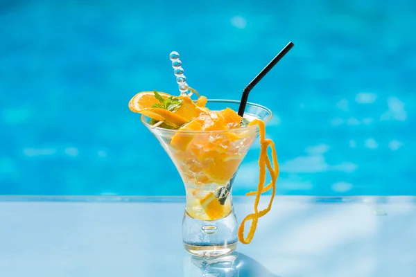 Orange Mojito ved svømmebassenget – stockfoto