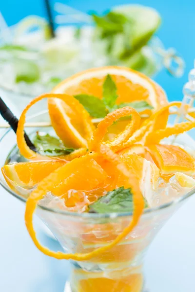 Orange and lime Mojito by the swimming pool — Stock Photo, Image