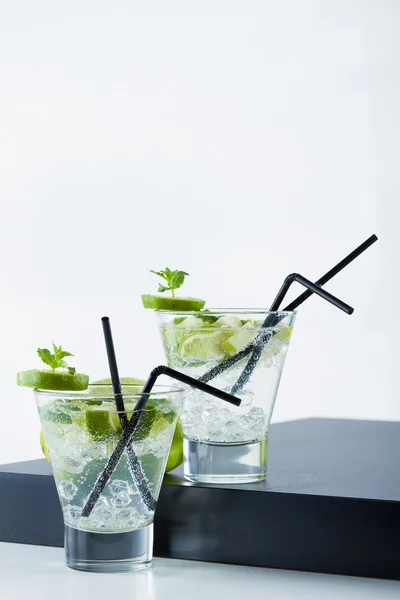 Zwei Mojito-Cocktails mit Limetten und Minze — Stockfoto