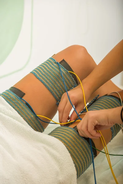 Kvinnlig patient får electro threrapy skönhetsbehandling — Stockfoto