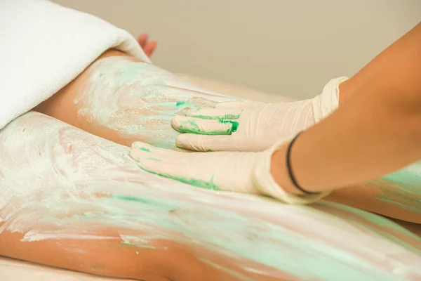 Woman Receiving A Mud Therapy — Stock Photo, Image