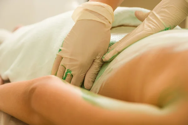 Frau erhält eine Schlammtherapie — Stockfoto