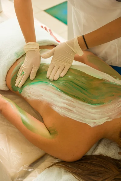 Mulher recebendo uma terapia de lama — Fotografia de Stock