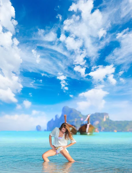 Hermosa mujer en la playa. — Foto de Stock