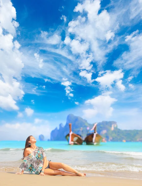 Schöne Frau am Strand. — Stockfoto