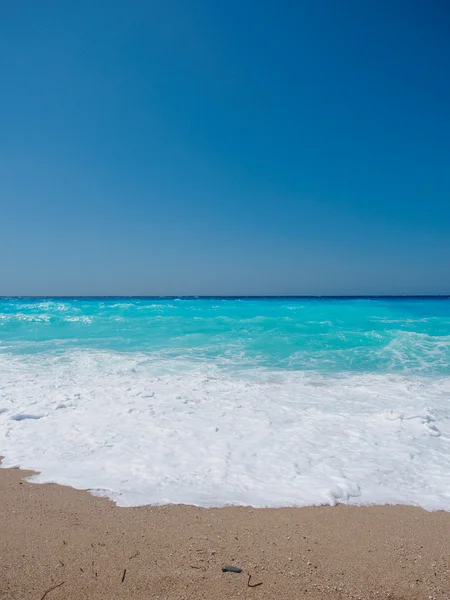 Praia selvagem com rochas na água. Island Lefkada, Grécia — Fotografia de Stock