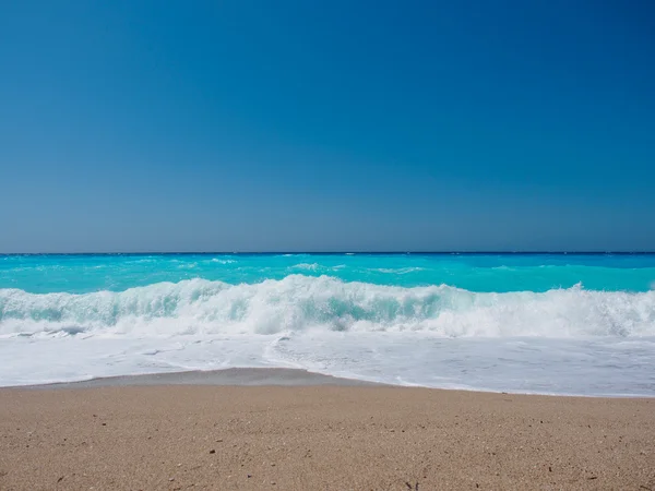 Praia selvagem com rochas na água. Island Lefkada, Grécia — Fotografia de Stock