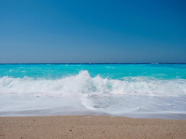 Divoká pláž s kameny ve vodě. ostrov lefkada, Řecko — Stock fotografie