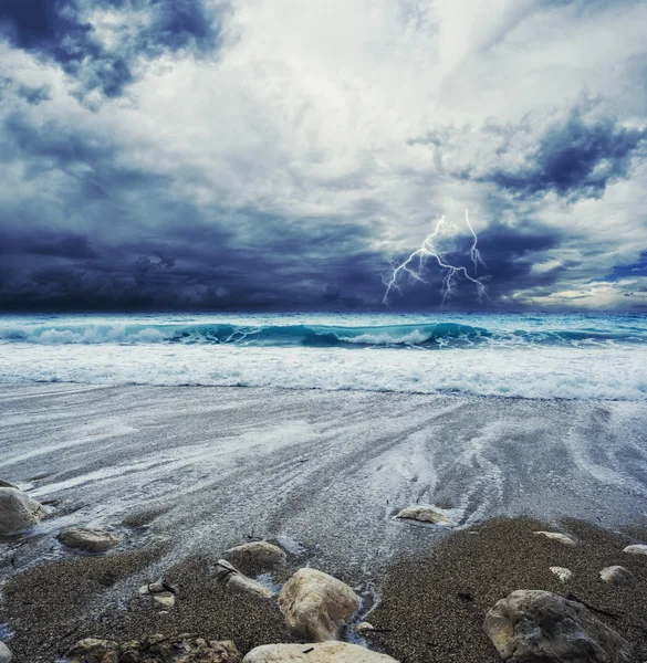 Onde che si infrangono su una spiaggia rocciosa — Foto Stock