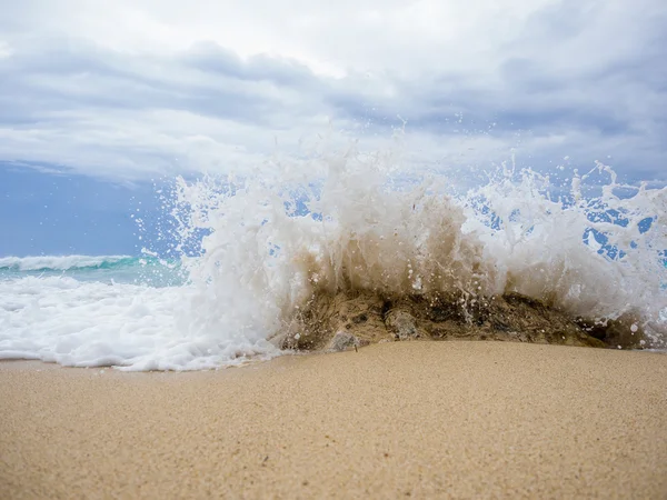 Olas rompiendo en una playa pedregosa — Foto de Stock