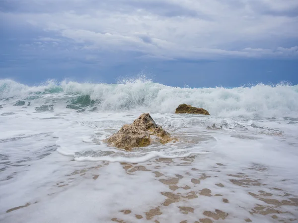石のビーチで波が砕ける — ストック写真