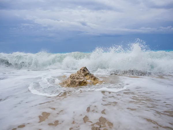 Onde che si infrangono su una spiaggia rocciosa — Foto Stock
