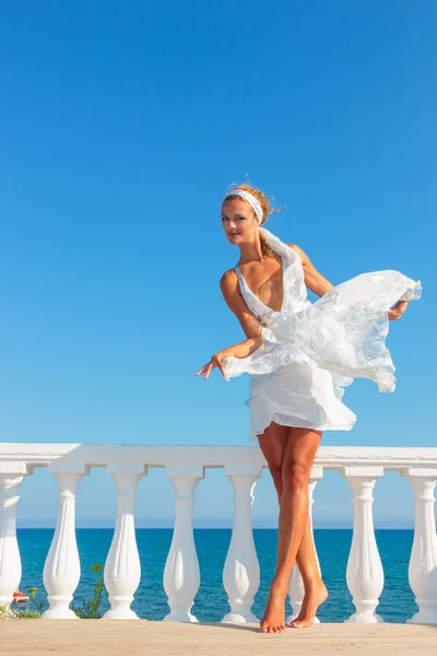 Ξανθιά γυναίκα στην Λευκή φόρεμα, δίπλα στη θάλασσα το καλοκαίρι — Φωτογραφία Αρχείου