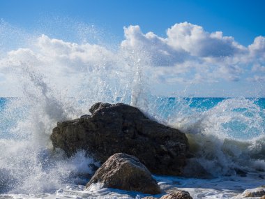 Taşlı bir sahilde dalgalar kırılıyor 