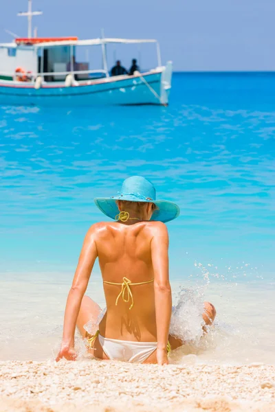 Linda jovem mulher sexy junto ao mar na Grécia — Fotografia de Stock