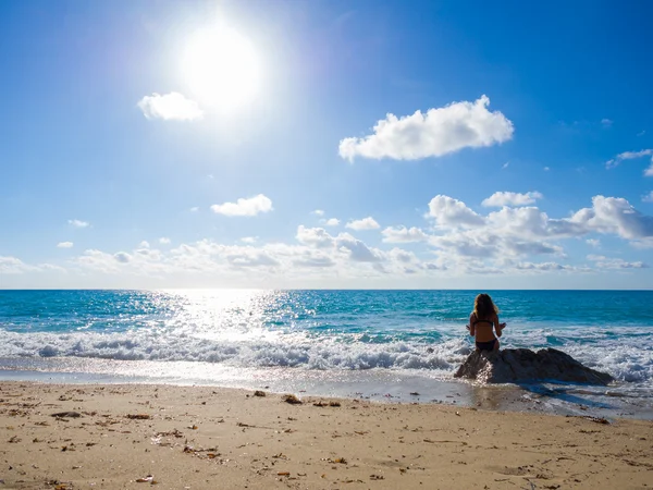 Mujer mirando la playa en Kathisma Lefkada — Foto de Stock