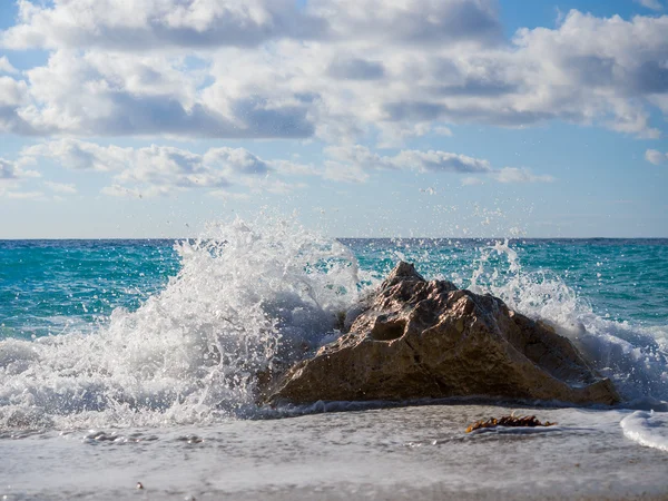 Onde che si infrangono su una spiaggia rocciosa — Foto Stock