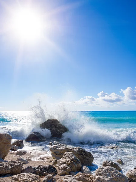 Ondas quebrando em uma praia pedregosa — Fotografia de Stock