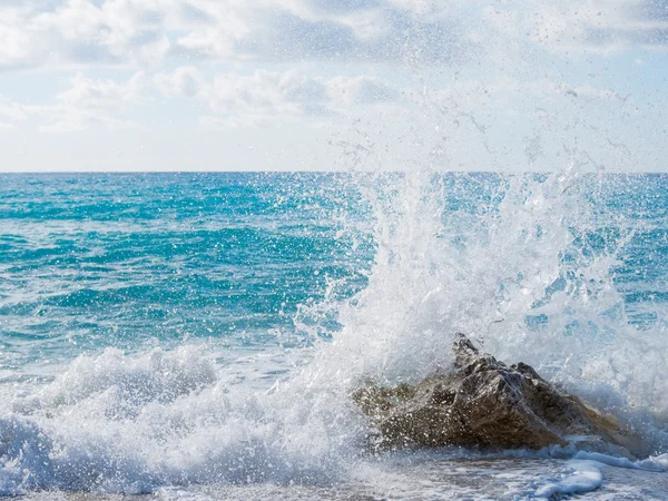 Wellen brechen an einem steinigen Strand — Stockfoto