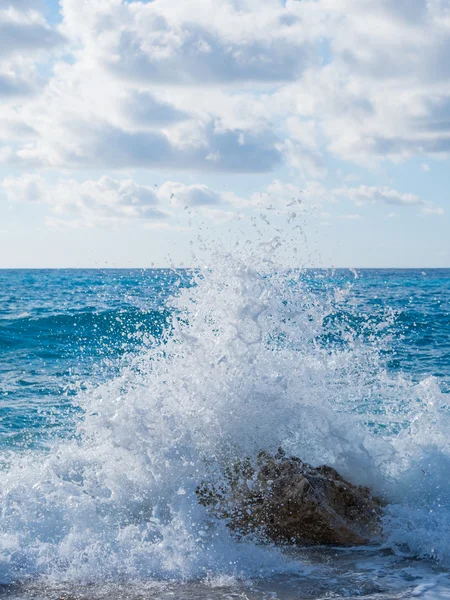 Onde che si infrangono su una spiaggia rocciosa — Foto Stock