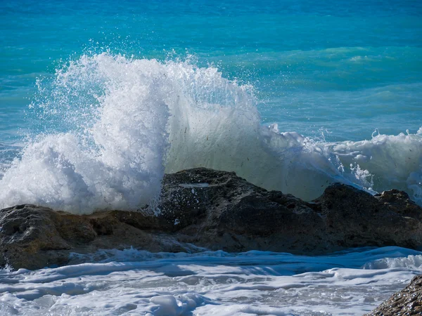 Ondas quebrando em uma praia pedregosa — Fotografia de Stock