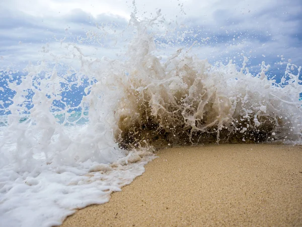 Ondas quebrando em uma praia pedregosa — Fotografia de Stock