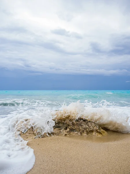 Vågor bryter på en stenig strand — Stockfoto