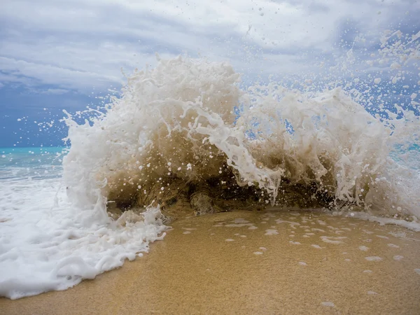 Golven breken op een stenig strand — Stockfoto