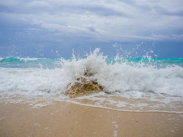 Olas rompiendo en una playa pedregosa — Foto de Stock