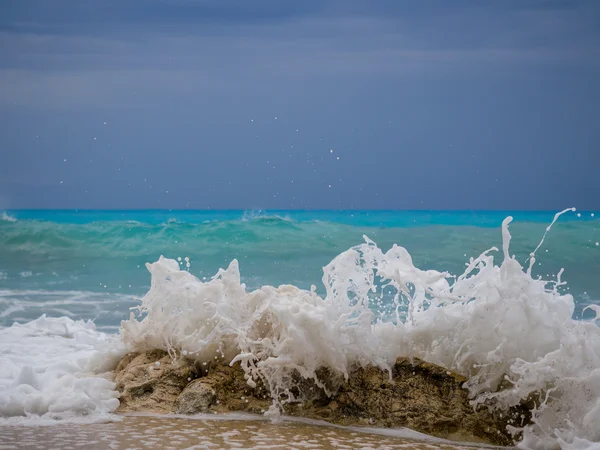 Onde che si infrangono su una spiaggia rocciosa — Foto Stock