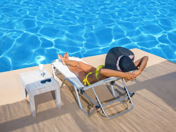 Junge Frau im Bikini am Pool — Stockfoto