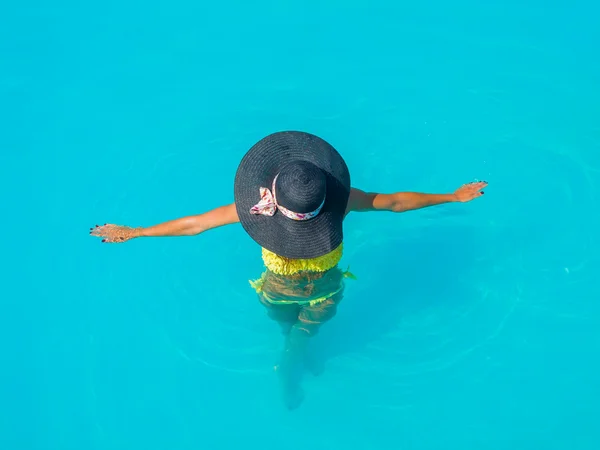 Uma menina está relaxando em uma piscina — Fotografia de Stock